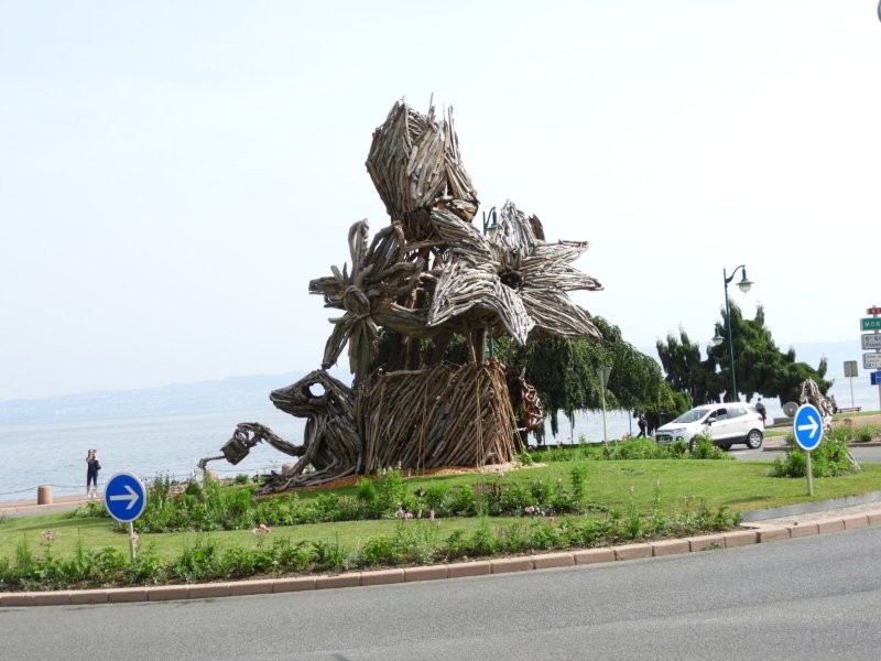 Schwemmholzfigur im Kreisverkehr in Evian-les-Bains